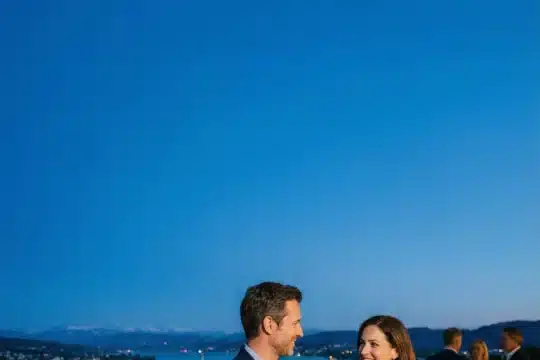 Étiquette pour les rencontres dans la haute société suisse: règles pour les expatriés en 2026