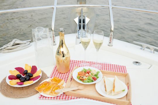 Was trägt man bei einem Blind Date auf einer Yacht?